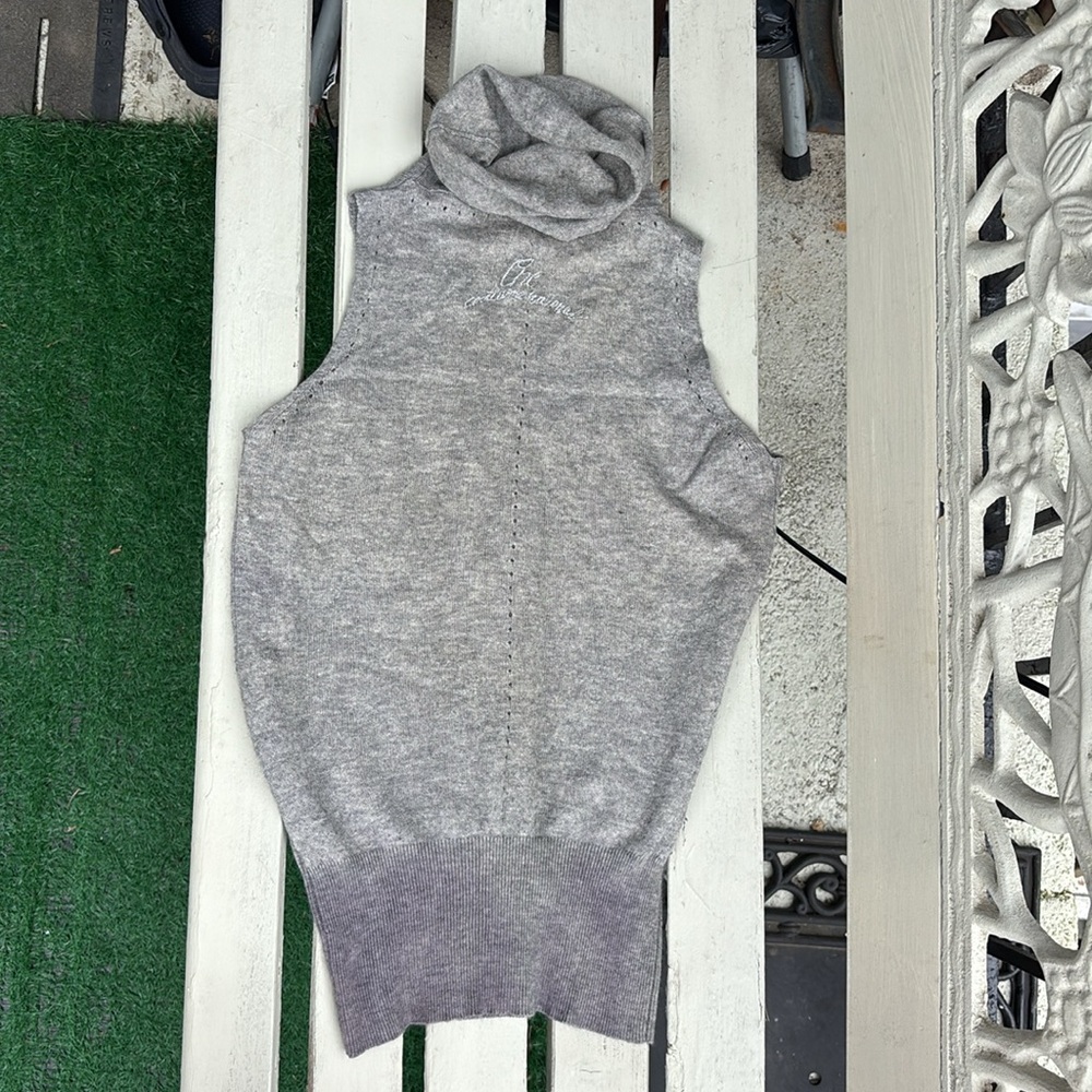 The women’s cashmere  sleeveless sweater